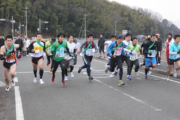 一斉に走り出す男性ランナーたちの写真